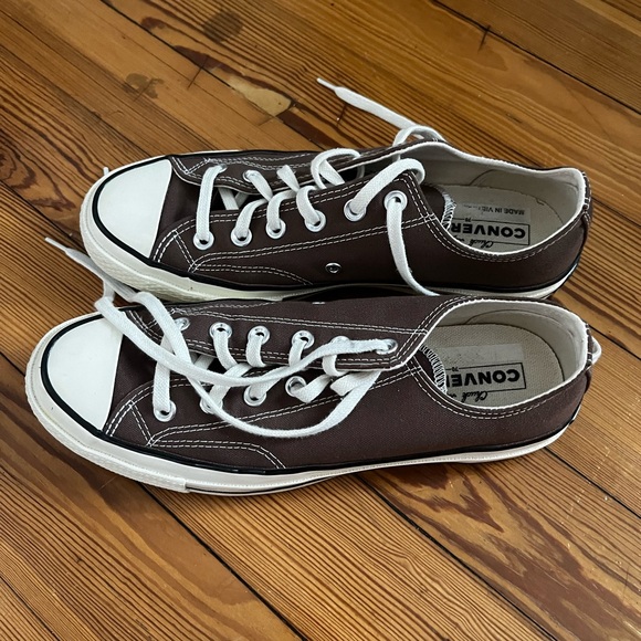 Low Top Converse - Women’s 8.5 - Picture 2 of 2